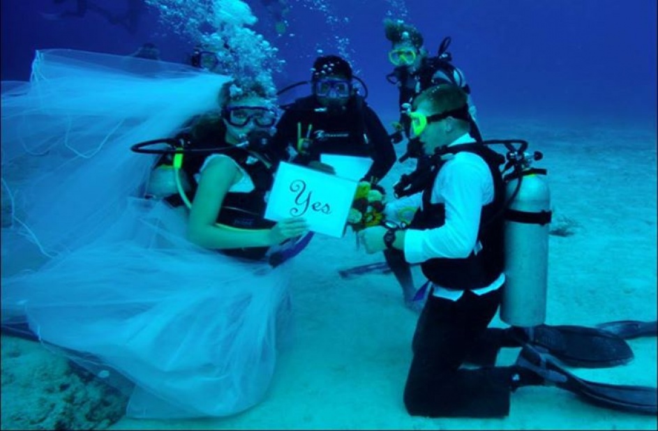 Underwater wedding ceremony in Koh Kradan - Thailand